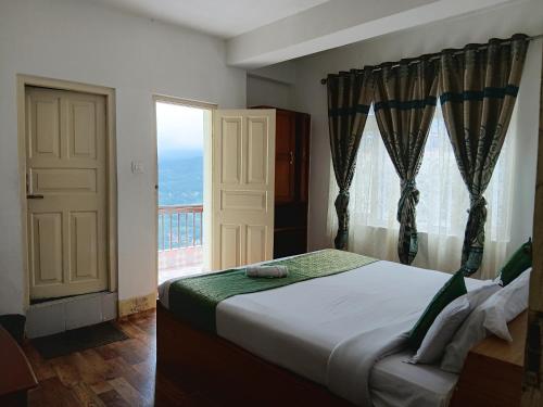 En eller flere senge i et værelse på Hotel View Point Gangtok