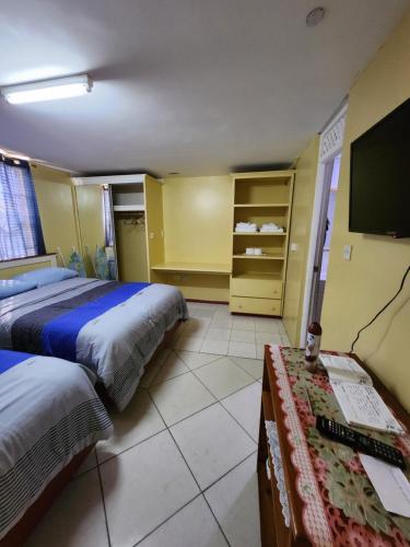 Una televisión o centro de entretenimiento en The W Towers