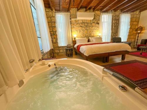 Postel nebo postele na pokoji v ubytování Beit Shalom Historical boutique Hotel