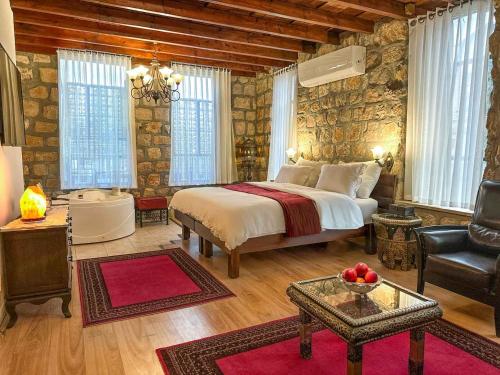 Postel nebo postele na pokoji v ubytování Beit Shalom Historical boutique Hotel