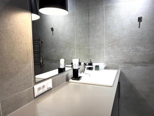 un bagno con due lavandini e un grande specchio di buzand9703 a Yerevan