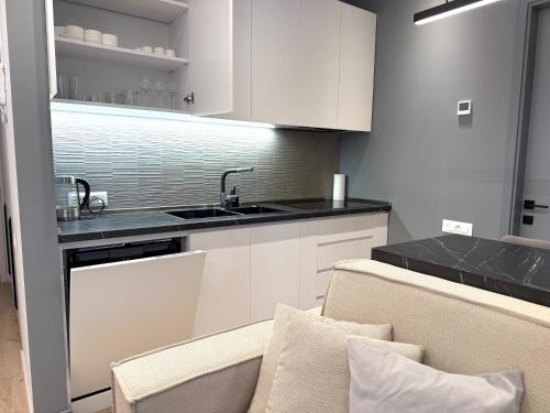 una cucina con mobili bianchi e un lavello di buzand9703 a Yerevan