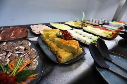Una mesa con varios platos de comida encima. en Hotel 54 Barceloneta, en Barcelona