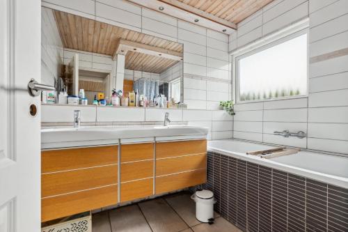 Ένα μπάνιο στο 1 Private Room in a Shared House with Garden Access