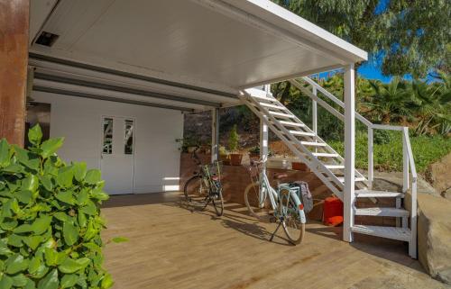 Elegant Family Chalet a Imi Ouaddar Comfort & Calm في أغادير: دراجتان مركونتان في مرآب به درج