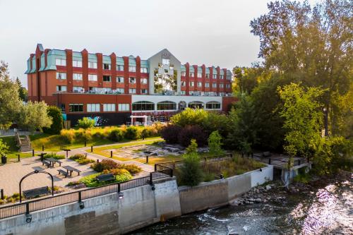 a view of the campus from the river at Hôtel Château Joliette in Joliette