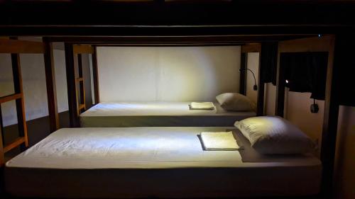 Postel nebo postele na pokoji v ubytování Happy Coco Hostel Batheegama