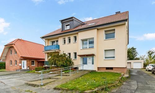 a house in a parking lot at Schöne Wohnung in Geseke in Niederdorla