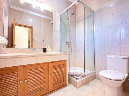 un bagno con doccia, WC e lavandino di Balaia Poolside House with Sea View by BeCherish a Branqueira
