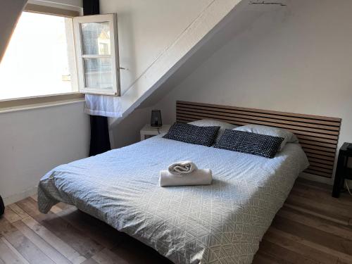 Studio cosy tout confort proche Cathédrale dans rue calme في أورليان: سرير عليه منشفة في غرفة النوم