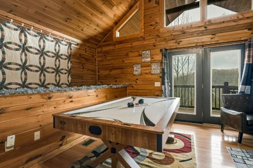 Φωτογραφία από το άλμπουμ του Precious View by American Patriot Getaways σε Glade