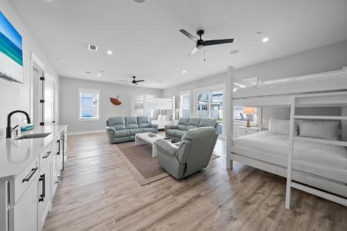 Postel nebo postele na pokoji v ubytování Twisted Sister l Luxury Ocean Views l Private Pool