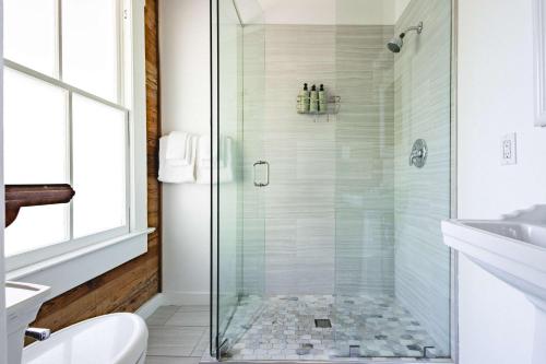 une salle de bain avec une douche avec une porte vitrée dans l'établissement Curry House - Room 2, à Key West