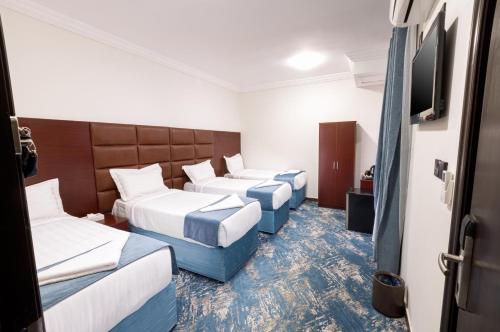 Postel nebo postele na pokoji v ubytování Yaqeen hotal