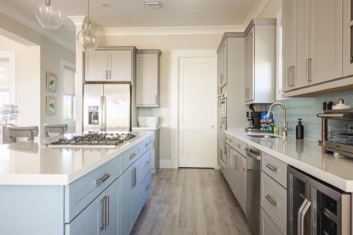 Kuchyň nebo kuchyňský kout v ubytování Waterlane House -Pool & Boat Dock