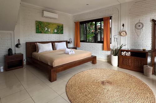 Un dormitorio con una cama y una ventana grande. en Why Not Villas, en Ubud