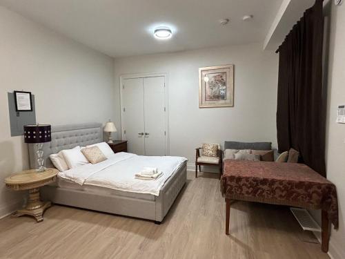 Un dormitorio con una cama, una mesa y un sofá. en Guest suite in Richmond(Rose Garden Vacation), en Richmond