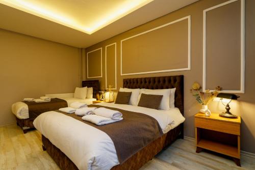 Postel nebo postele na pokoji v ubytování Sultan Han Luxery Hotel