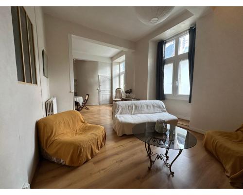 En eller flere senge i et værelse på Appartement cosy 2 à 4 personnes Bielle