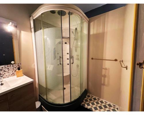 Et badeværelse på Appartement cosy 2 à 4 personnes Bielle