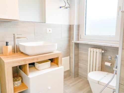 um banheiro com pia e vaso sanitário em Comfort Studio - Design Moderno & Free Parking em Chiusa di Pesio