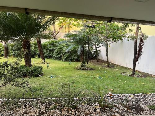 Um jardim no exterior de Flat Beach Class Excelsior - Apto Completo para 4 pessoas vista rio e mar