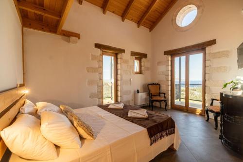 En eller flere senge i et værelse på Villa Falcos by PosarelliVillas