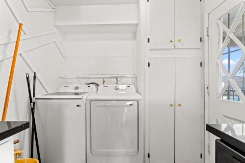 een witte wasruimte met een wasmachine en droger bij Pool & Fire Pits • Pet Friendly • 3 BR Home in Las Vegas