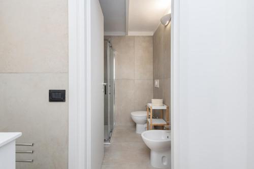 un bagno con due WC e un lavandino di Living Bovisa a Milano
