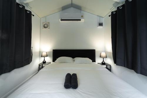 En eller flere senge i et værelse på The Lodge Bangkok Poolvilla 2