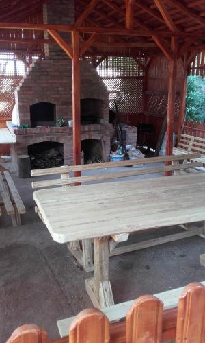 una mesa de picnic frente a un horno de ladrillo en Gold Fayen House Cheile Turului, en Tureni