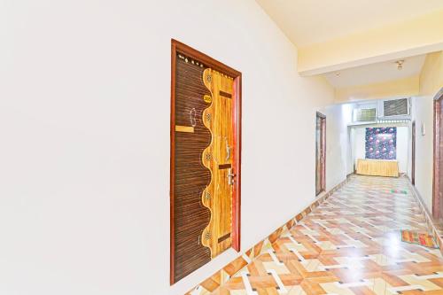 巴特那Hotel O by OYO welcome inn的走廊上的木门,有楼梯