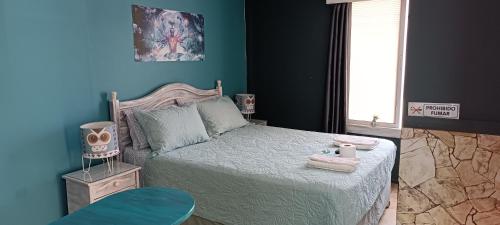 Un dormitorio con una cama y una pared azul. en Anyrcoy, en Viña del Mar