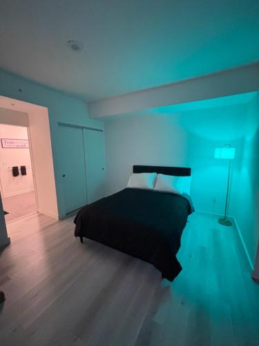 Giường trong phòng chung tại 1BR located DTLA!!