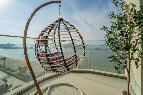 2BR with Atlantis View, Beach Access, and Infinity Pool