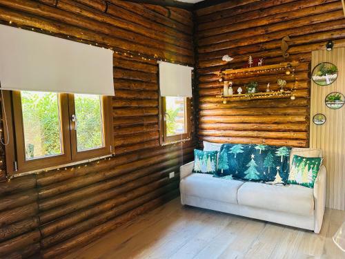 Chalet Seaview by AR Group Hotels في إزولا ديلي فيمين: غرفة مع سرير في كابينة خشب