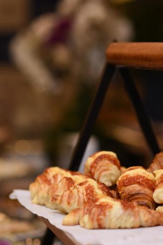 una pila de croissants sobre una mesa en Howard Johnson Ciudad del Este, en Ciudad del Este