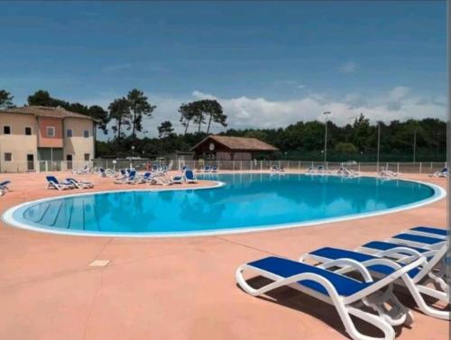 Swimmingpoolen hos eller tæt på Chez Marie Lou