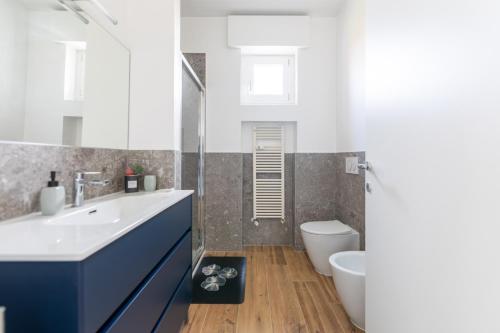 een badkamer met een wastafel en een toilet bij Milano - Open Space in Cusano Milanino