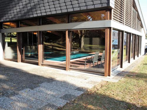 Bazén v ubytování Königsegg mit Hallenschwimmbad nebo v jeho okolí