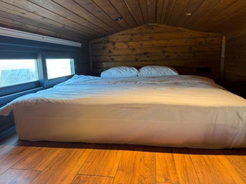 Ένα ή περισσότερα κρεβάτια σε δωμάτιο στο Goga Otel