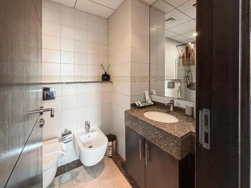 2204 DXB Marina, KingBed, Steps to Tram, Clubs & Dining, Bay Central photo 3