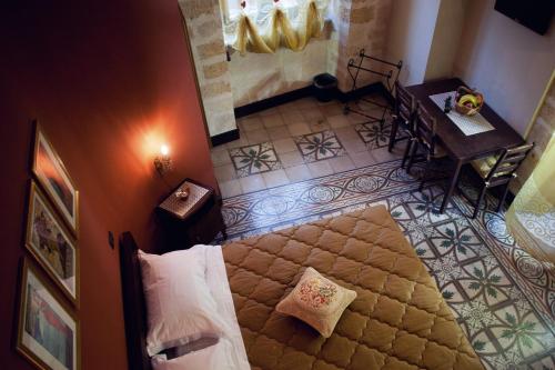 an overhead view of a bedroom with a bed and a desk at Affittacamere b&b meapvlia in Barletta