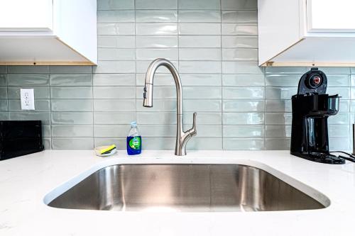 Кухня или мини-кухня в 2bd 1ba Sunset 1 3Min to BeachPool
