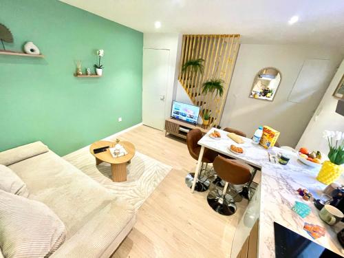 Postel nebo postele na pokoji v ubytování " Petit Nid Muretain " Arrivée autonome - Wifi