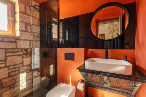 Et badeværelse på Villa Seiri by PosarelliVillas