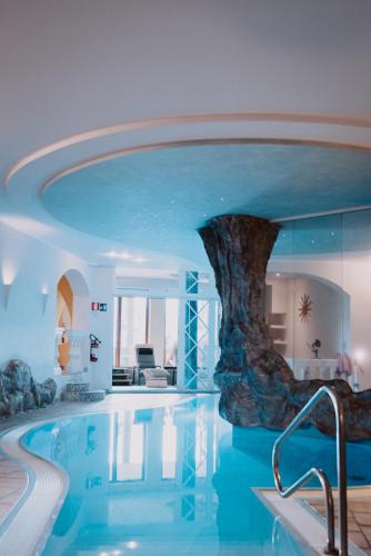 ein Hotelzimmer mit einem Swimmingpool in der Mitte in der Unterkunft Hotel Bergschlössl in Lüsen
