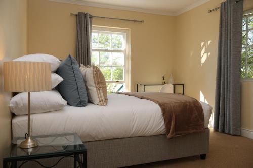 En eller flere senge i et værelse på Paradyskloof Spacious Apartment