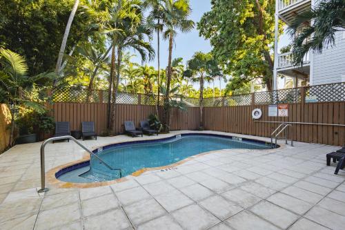 Bazén v ubytování Curry House- 3rd Floor, King Bed, & Balcony Room 8 nebo v jeho okolí