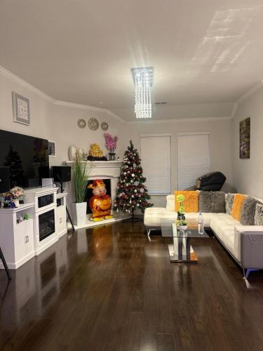 ein Wohnzimmer mit einem Weihnachtsbaum und einer Couch in der Unterkunft Cozy, Modern, Family Fun Home near AT&T Stadium, Rangers, Six Flags, Epic Water Park in Arlington